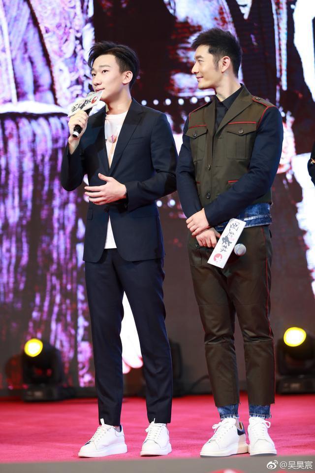 黄晓明镜头都没有也要盯梢"老婆",身高谜题更被低配黄轩撞破?