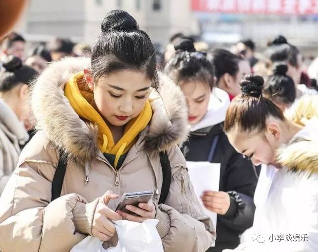 沈阳音乐学院艺考,众考生浓妆艳抹拼妆容,盛装亮相超养眼