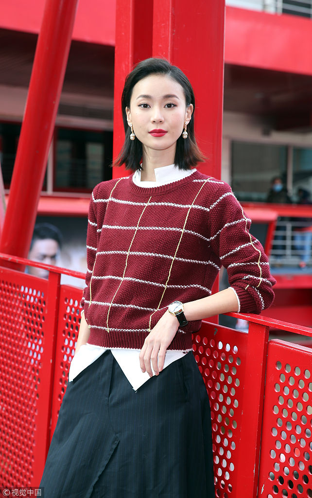 台湾女演员钟瑶接受采访 红裙配红唇展成熟女人魅力