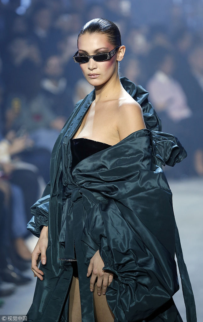 求放过!网红超模贝拉披塑料袋走秀 "围脖"造型似女服务生