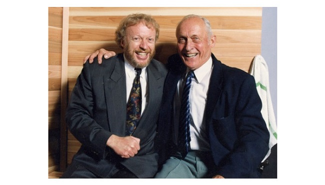 两位联合创始人菲尔·奈特(phil knight:图左)和比尔·鲍尔曼(bi l