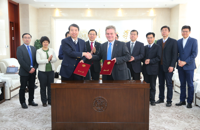 英国伯明翰大学与南开签约建立绿色经济与可持