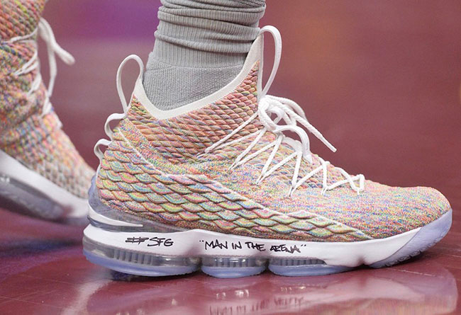 此前詹姆斯在比赛中上脚了一双 lebron 15  "fruity pebbles",而这双
