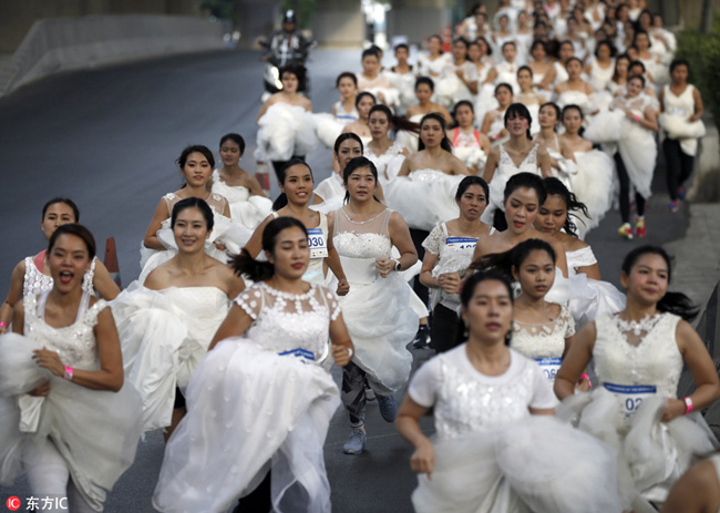 当地时间2017年12月2日,泰国曼谷,600对新人参加"新娘快跑"活动.