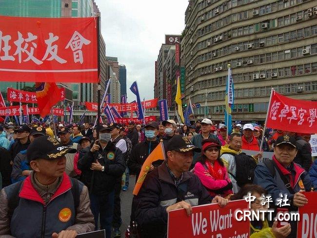 17日,台湾"八百壮士"再度集结在台湾立法机构前游行抗议.