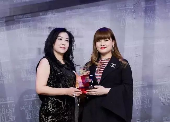 颁奖嘉宾:海澜集团副董事长 周晏齐领奖嘉宾: laura lai ,managing