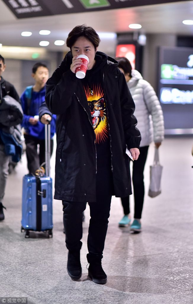 杨洋经纪人贾士凯虎头卫衣扮潮 边走边悠闲喝咖啡