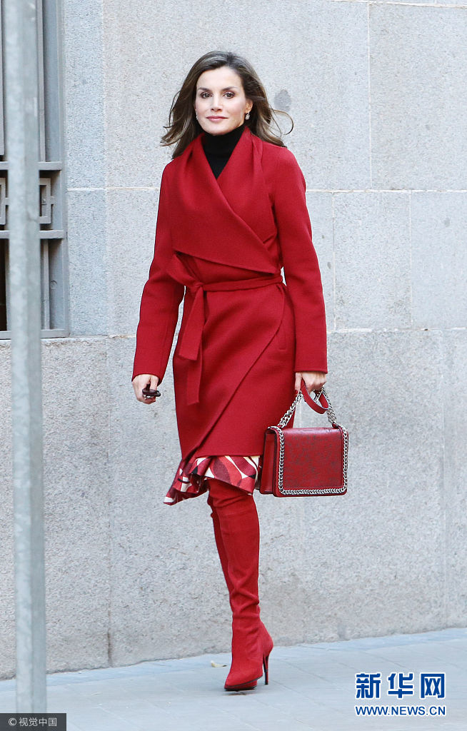 西班牙王后莱蒂齐亚一身红衣现身 优雅大方