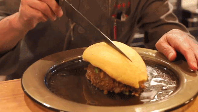 切开有流心的半熟蛋包饭,跟朋友一起做的饭才最美味!