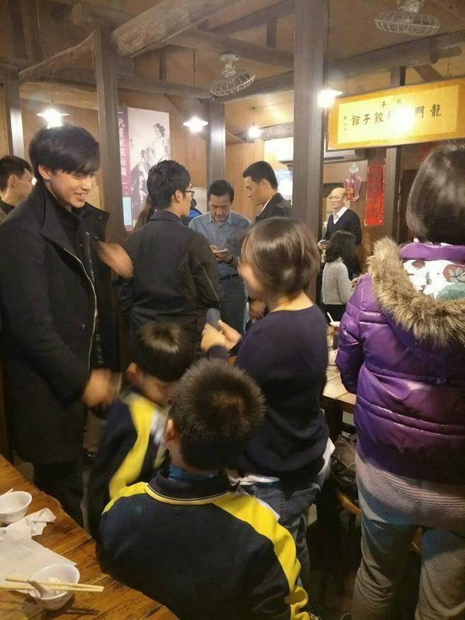 马英九吃饺子被赞蔡英文吃饺子被酸 外面有路障 手机新浪网