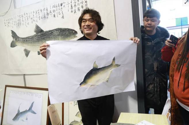 大开眼界安徽一男子将死鱼拍在纸上竟有人花上万元购买