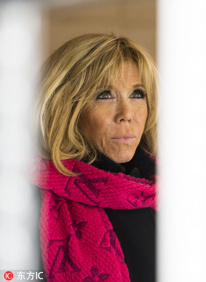 法国"第一夫人"布丽吉特观看摄影展 皮肤松弛皱纹抢眼