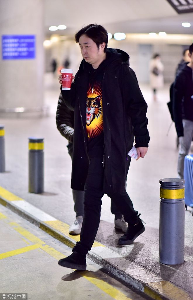 杨洋经纪人贾士凯虎头卫衣扮潮 边走边悠闲喝咖啡