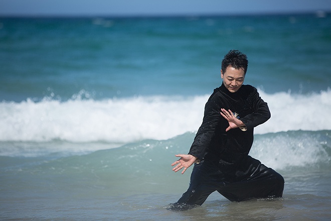 吴樾黄金海岸拍写真玩湿身诱惑 秀武打招式亮眼