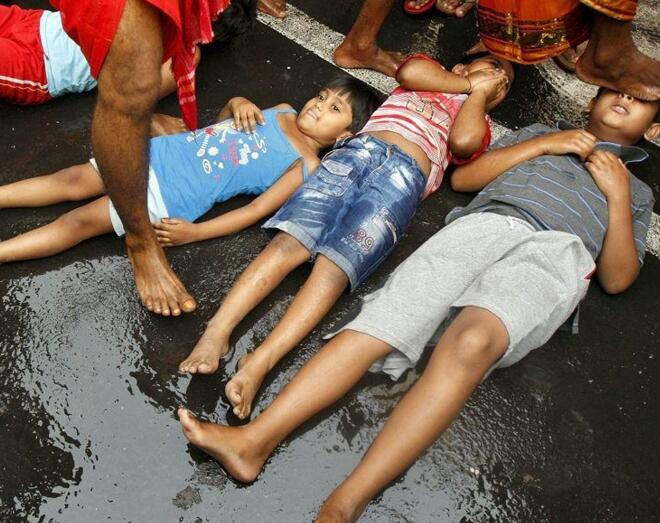 印度奇葩仪式,脸部被多年不洗脚的圣僧踩是为祈福,多"踩"多祝福