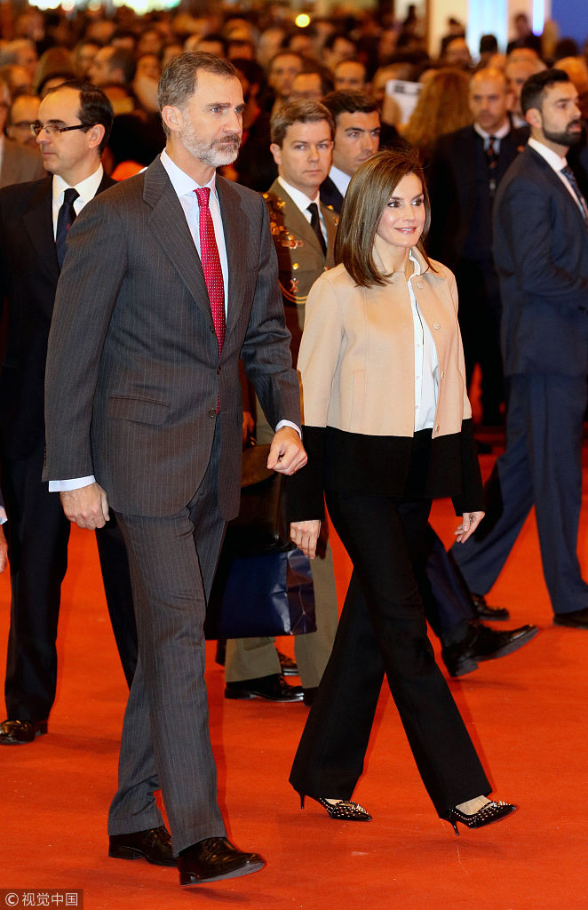 莱蒂齐亚( queen letizia)出席2018 fitur 国际旅游交易会,身高差激萌