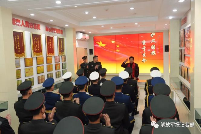 最美拥军人物王启发携家人走进国旗护卫队