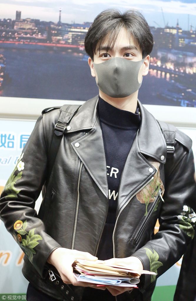 "爆火鲜肉"胡一天口罩难遮帅气面庞 遭粉丝簇拥大长腿吸睛