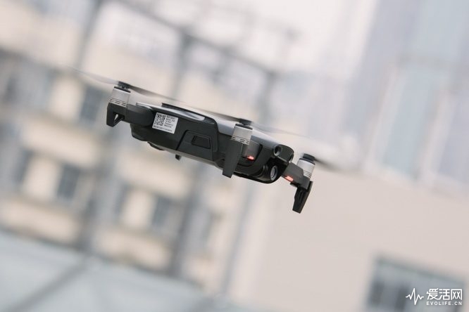 大疆御mavicair高空体验让妹子秒变飞行大师