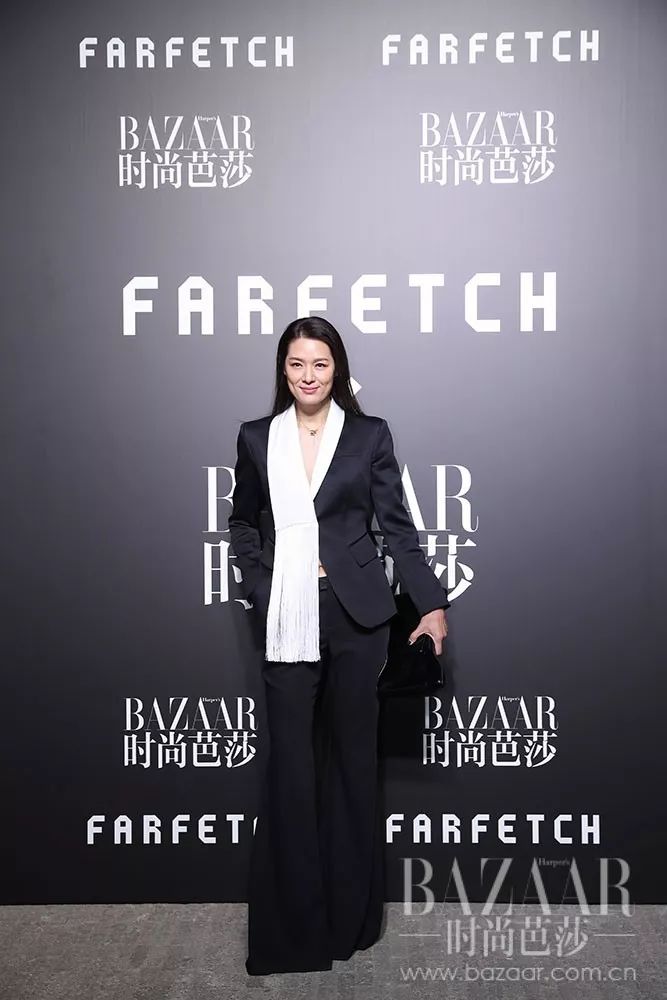 超模兼设计师马艳丽,一身黑白色西装,简约中不乏大气魅力.