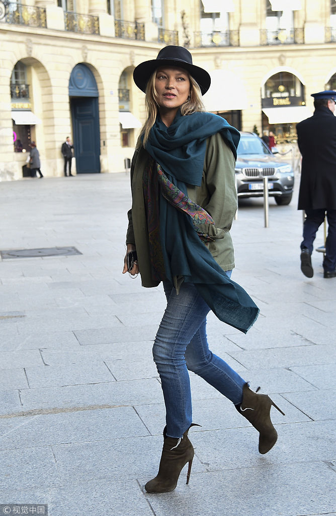 凯特·莫斯戴牛仔帽蹬细高跟走路带风 获男友相伴甜蜜蜜_新浪看点
