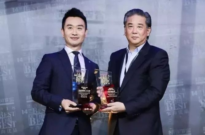 颁奖嘉宾:香港王氏控股集团,上海西郊庄园企业集团董事长 王树清领奖