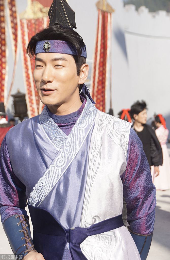 近日,电视剧《鸣鸿传》举行媒体探班,张亮现身片场听导演讲戏.