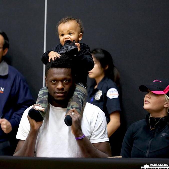 看球要从小抓起!兰德尔带儿子观看南海湾湖人比赛