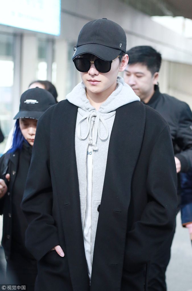 杨洋黑大衣配卫衣领口蝴蝶结亮了 机场公然"走秀"大队人马跟拍