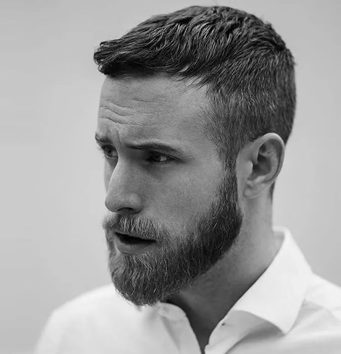 不过这个发型对发质有要求,适合发质稍微粗硬一些的人.