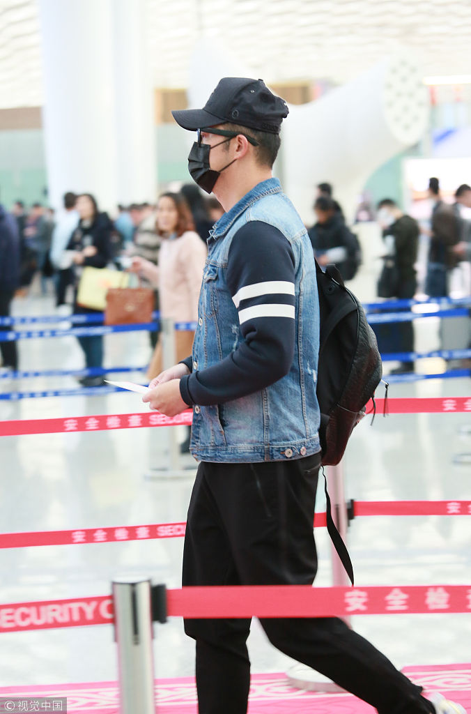 40岁沙溢全副武装现身机场 青春装扮似壮小伙