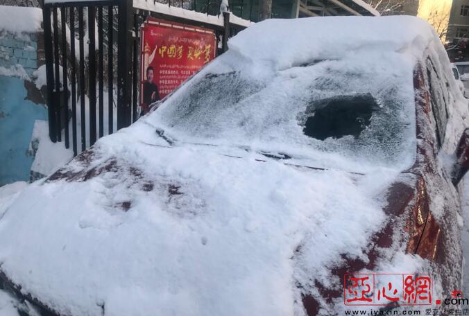 赵帆那辆浑身冰雪的车格外"亮眼",不仅引擎盖,车门上都有明显的小冰柱