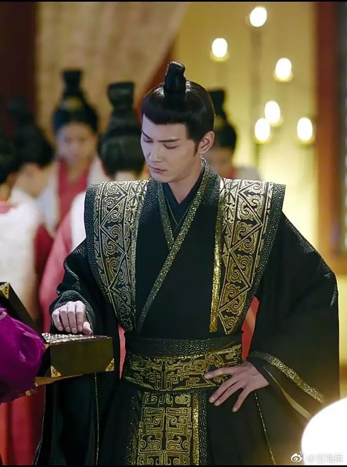 宇文护在剧中被大家笑称为"叉腰太师",就是因为他特别喜欢叉腰