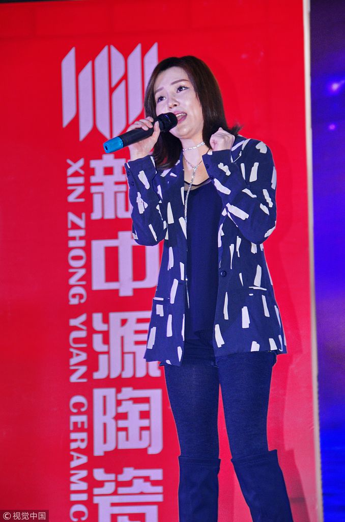 "天籁之声"许艺娜巡回音乐会武汉举行 获小朋友献花卖力献唱_新浪看点