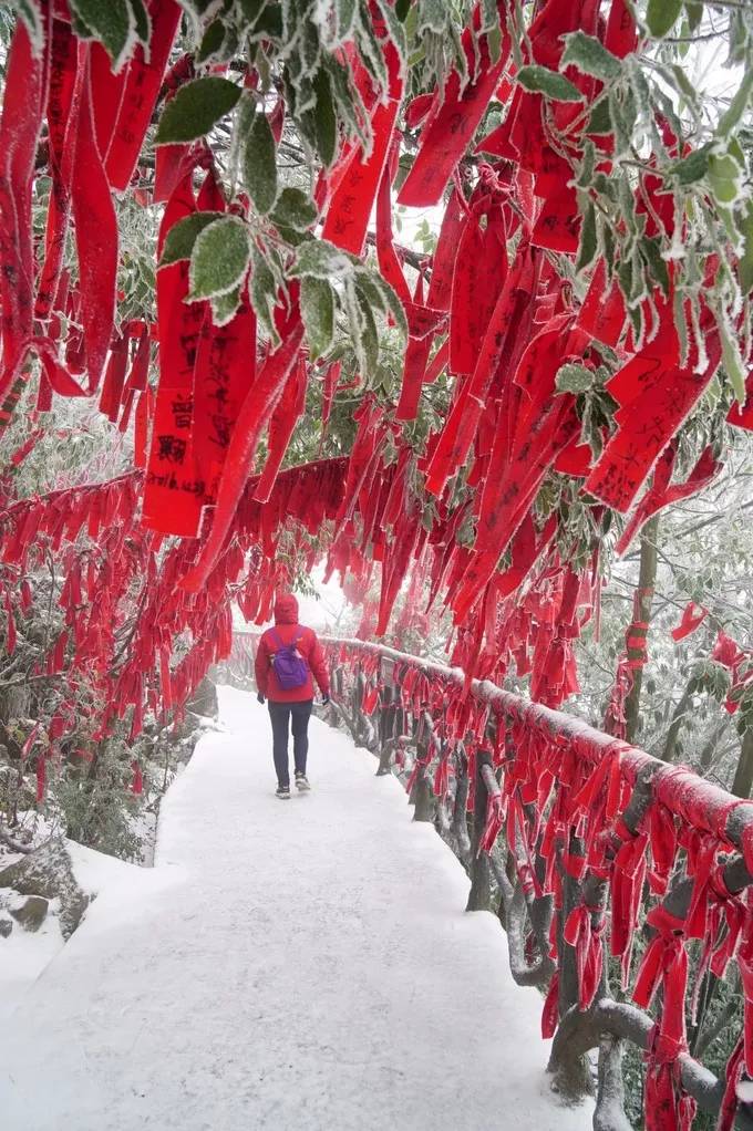 天門山寺在白雪中 顯得非常幽靜與肅穆 飛簷翹宇,玉樹冰掛 超然物外