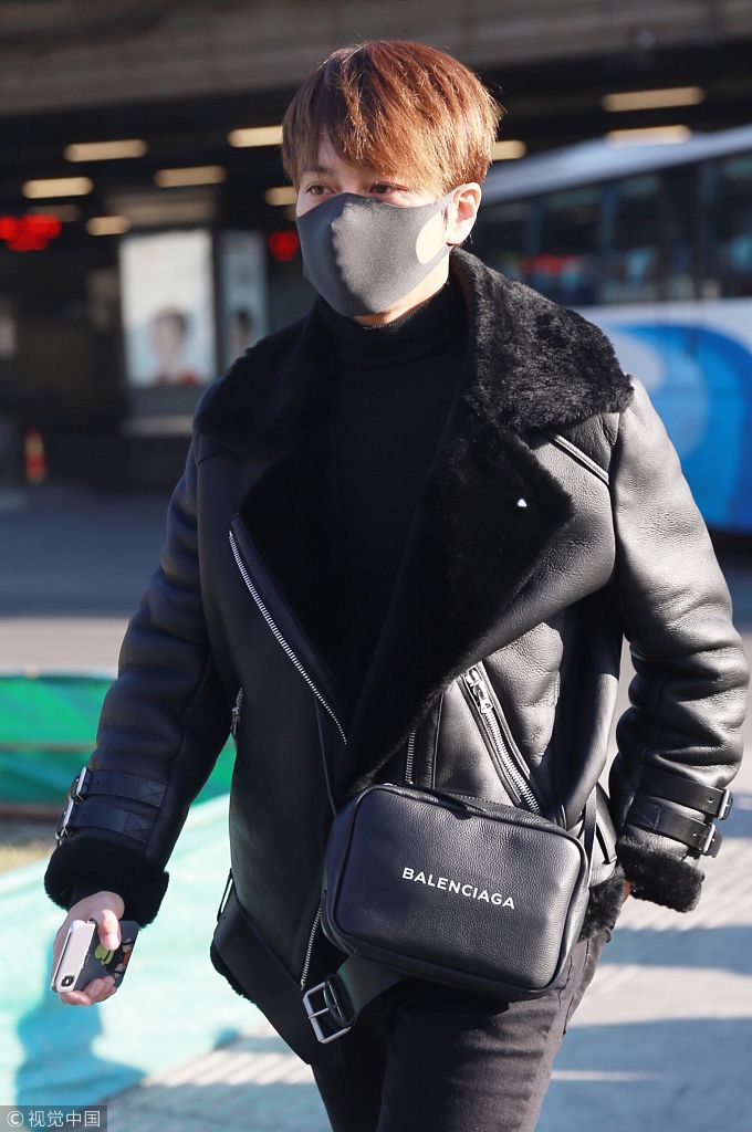 徐海乔黑色皮衣霸气侧漏型男范十足 戴口罩遮面大步流星长腿带风