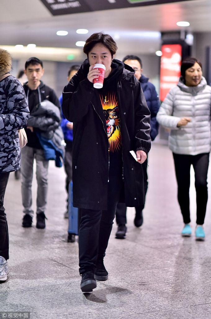 杨洋经纪人贾士凯虎头卫衣扮潮 边走边悠闲喝咖啡