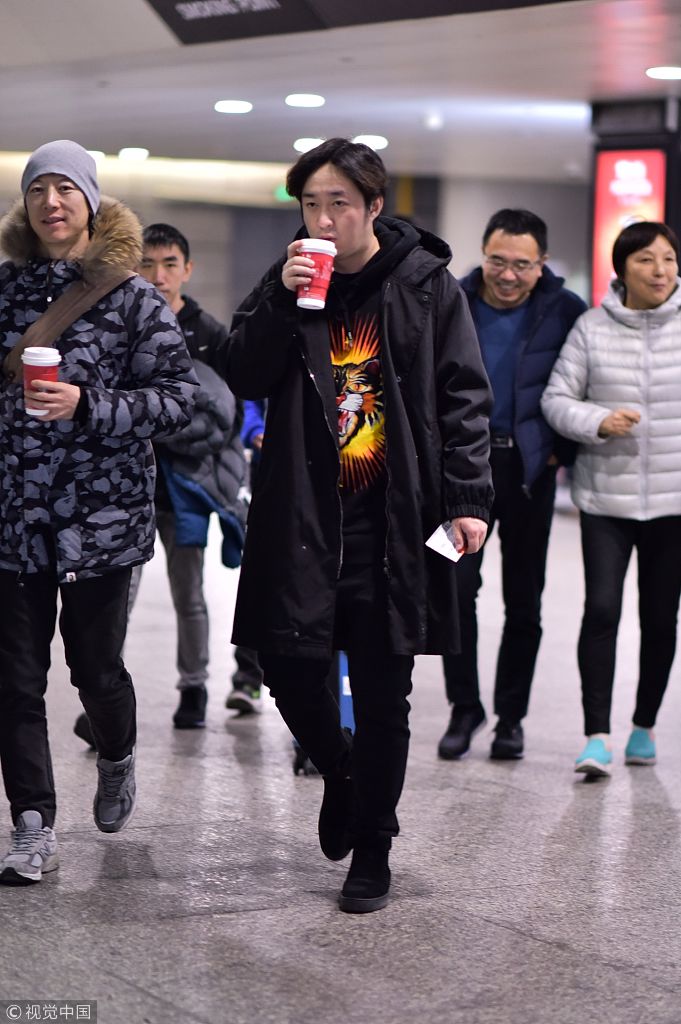 杨洋经纪人贾士凯虎头卫衣扮潮 边走边悠闲喝咖啡