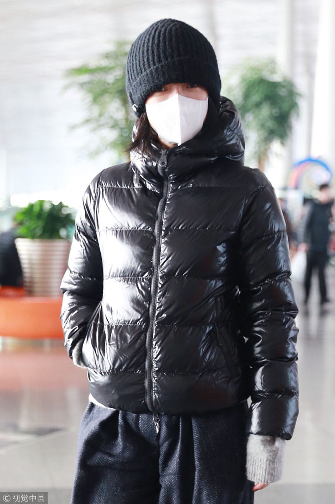 真·赶飞机!周迅羽绒服搭休闲裤舒适至上 口罩帽子遮面亲切挥手