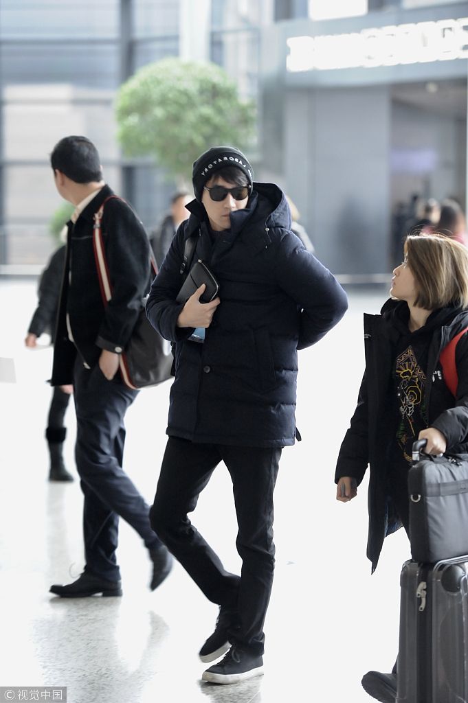 赵又廷与工作人员身高差很萌.赵又廷过安检.赵又廷造型总是一身黑.