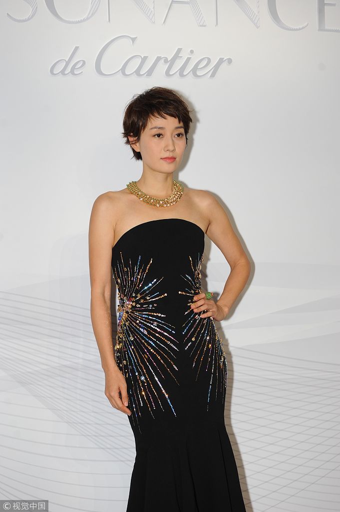 何穗双手抱胸秀事业线大红唇诱人马伊琍抹胸裙优雅黄轩剃寸头