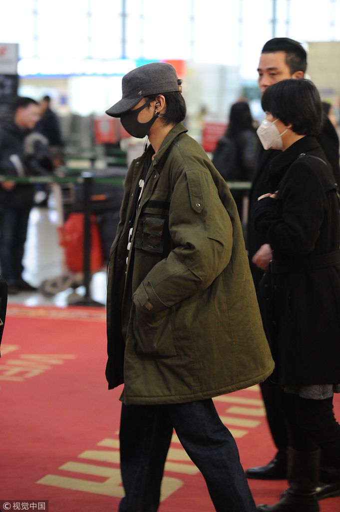 华晨宇穿军绿大衣现身机场遭跟拍戴口罩帽子变蒙面侠显高冷