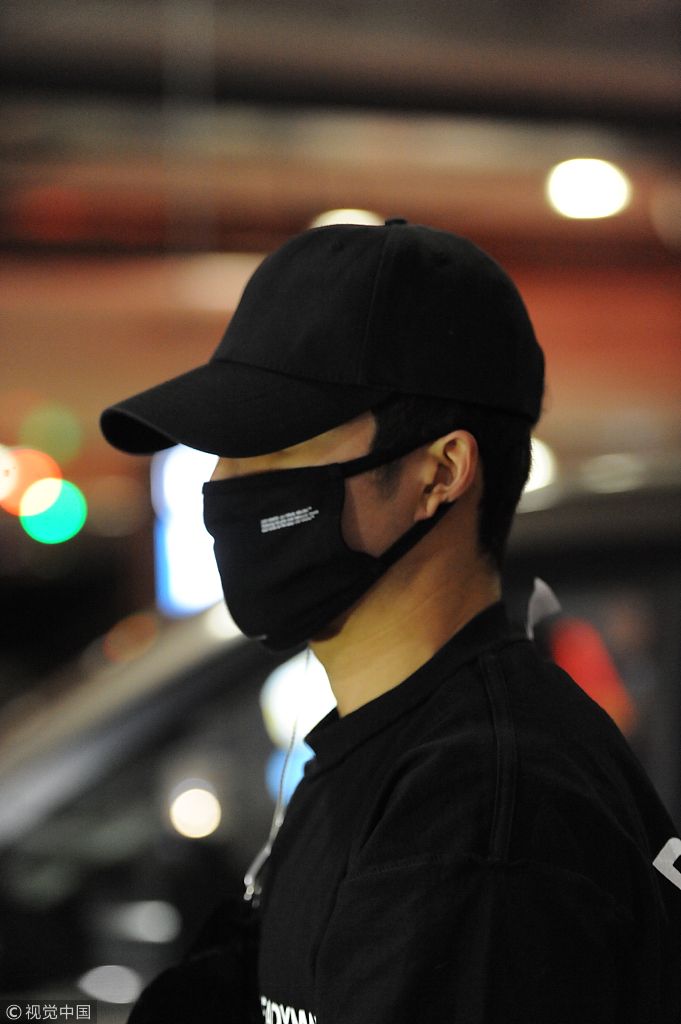 韩东君时髦"反穿衣"露外翻品牌标签 黑包"护胸"戴口罩频挠痒