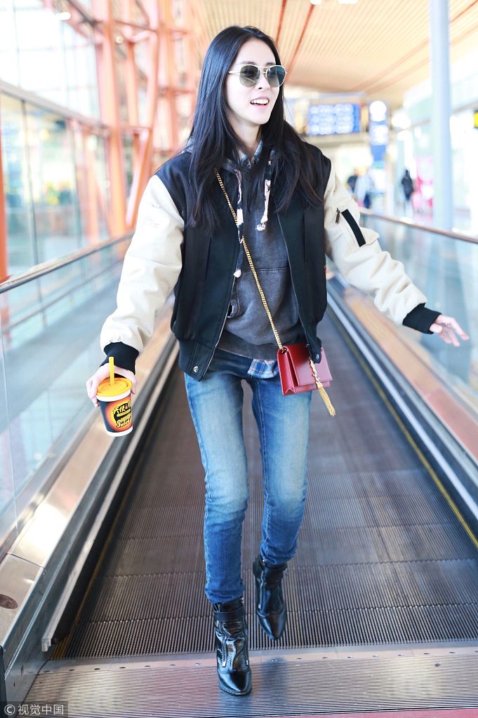 张碧晨代言约拍两套衣服走机场 手持饮品露甜笑长腿抢镜