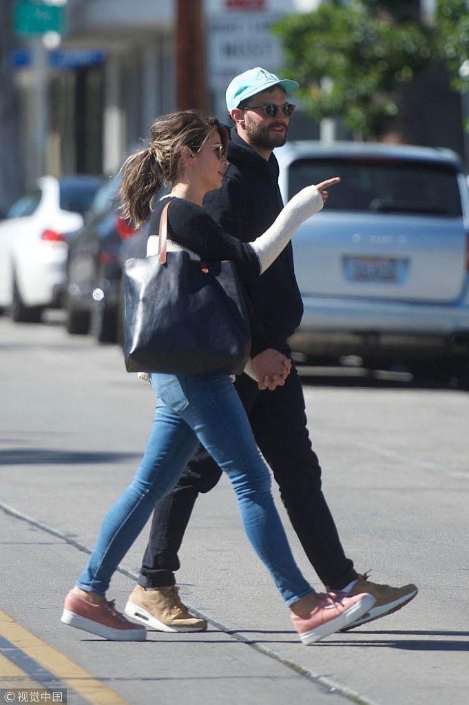 五十度灰男主杰米多南牵手娇妻撒狗粮戴天空蓝棒球帽清新抢镜