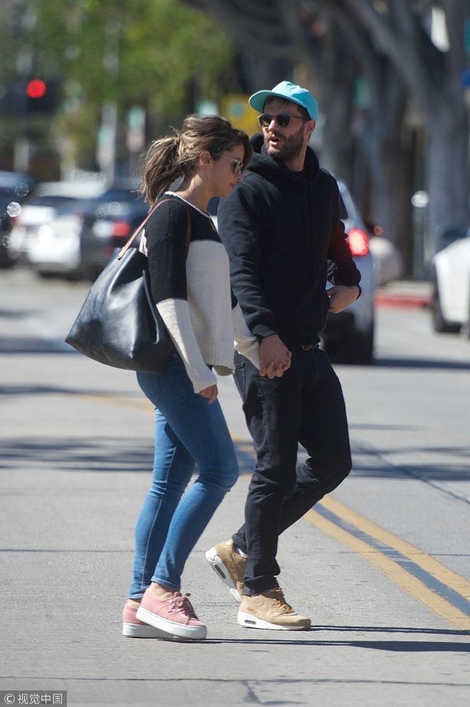 五十度灰男主杰米多南牵手娇妻撒狗粮戴天空蓝棒球帽清新抢镜