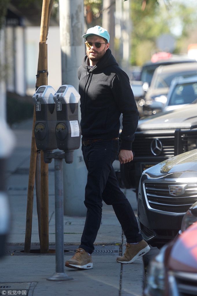 西好莱坞,《五十度灰》 男主杰米·多南(jamie dornan)与妻子现身街头