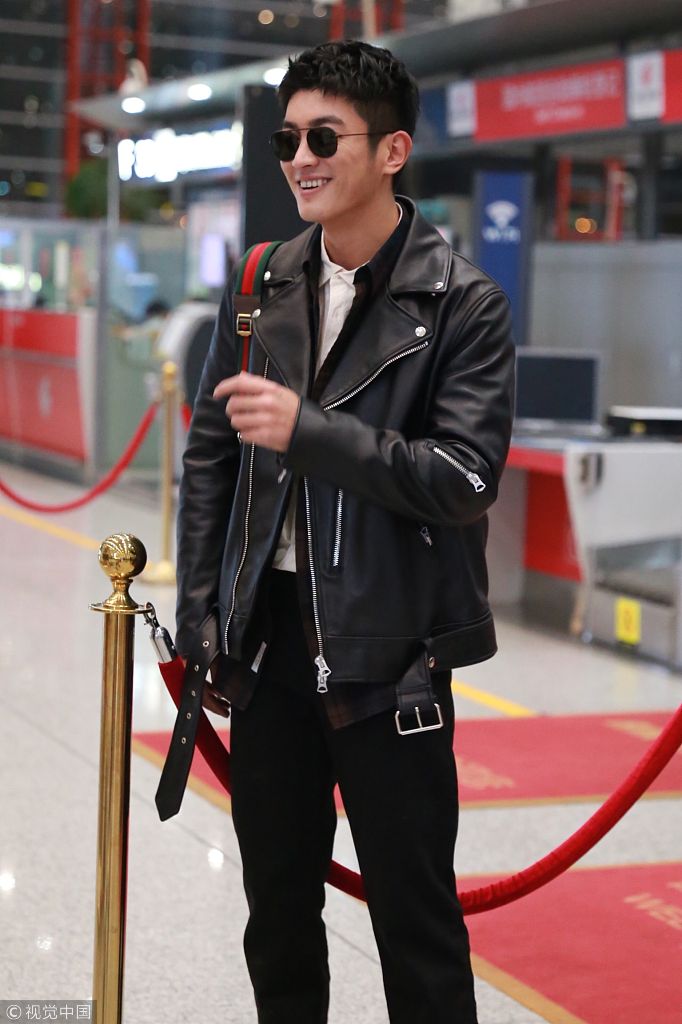 "大眼萌爸"杜江穿帅气现身机场 对镜头亲和微笑