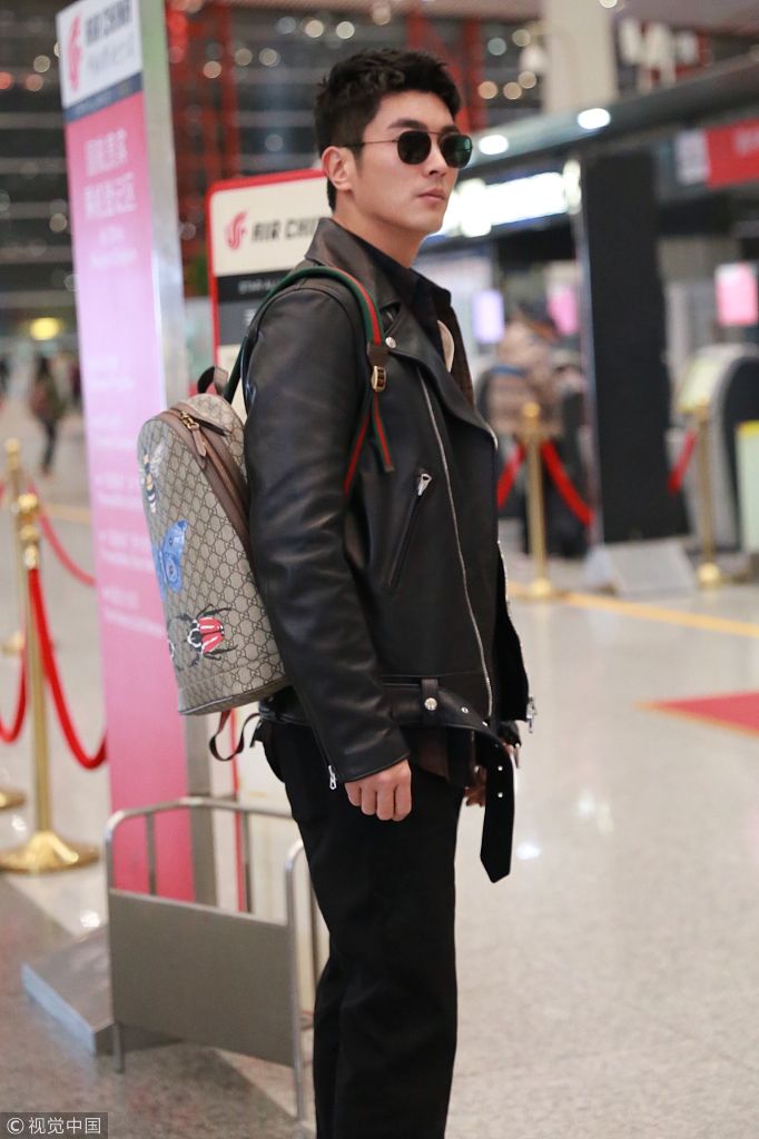"大眼萌爸"杜江穿帅气现身机场 对镜头亲和微笑_新浪看点