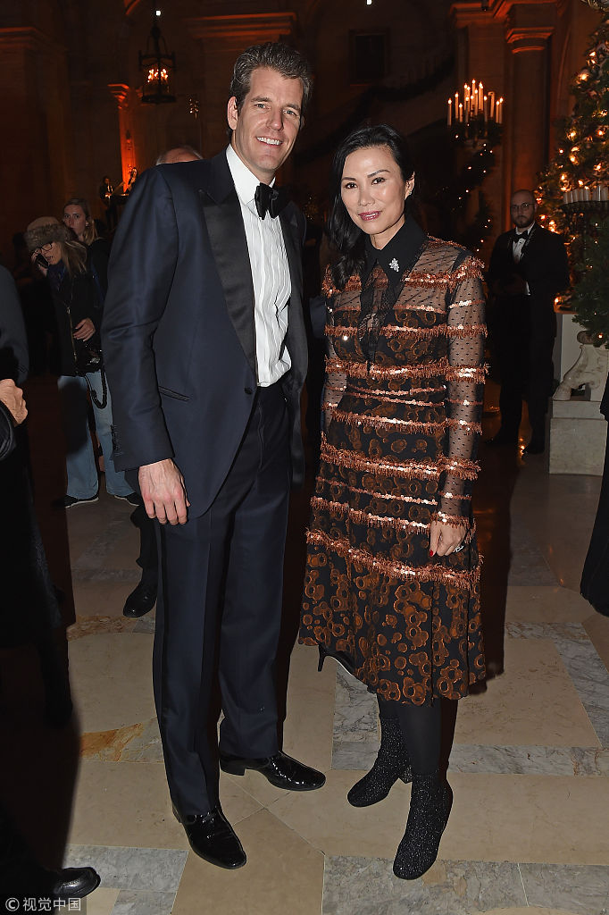 邓文迪亮相伯格奖晚会透视裙优雅 米兰达可儿高富帅老公亮相